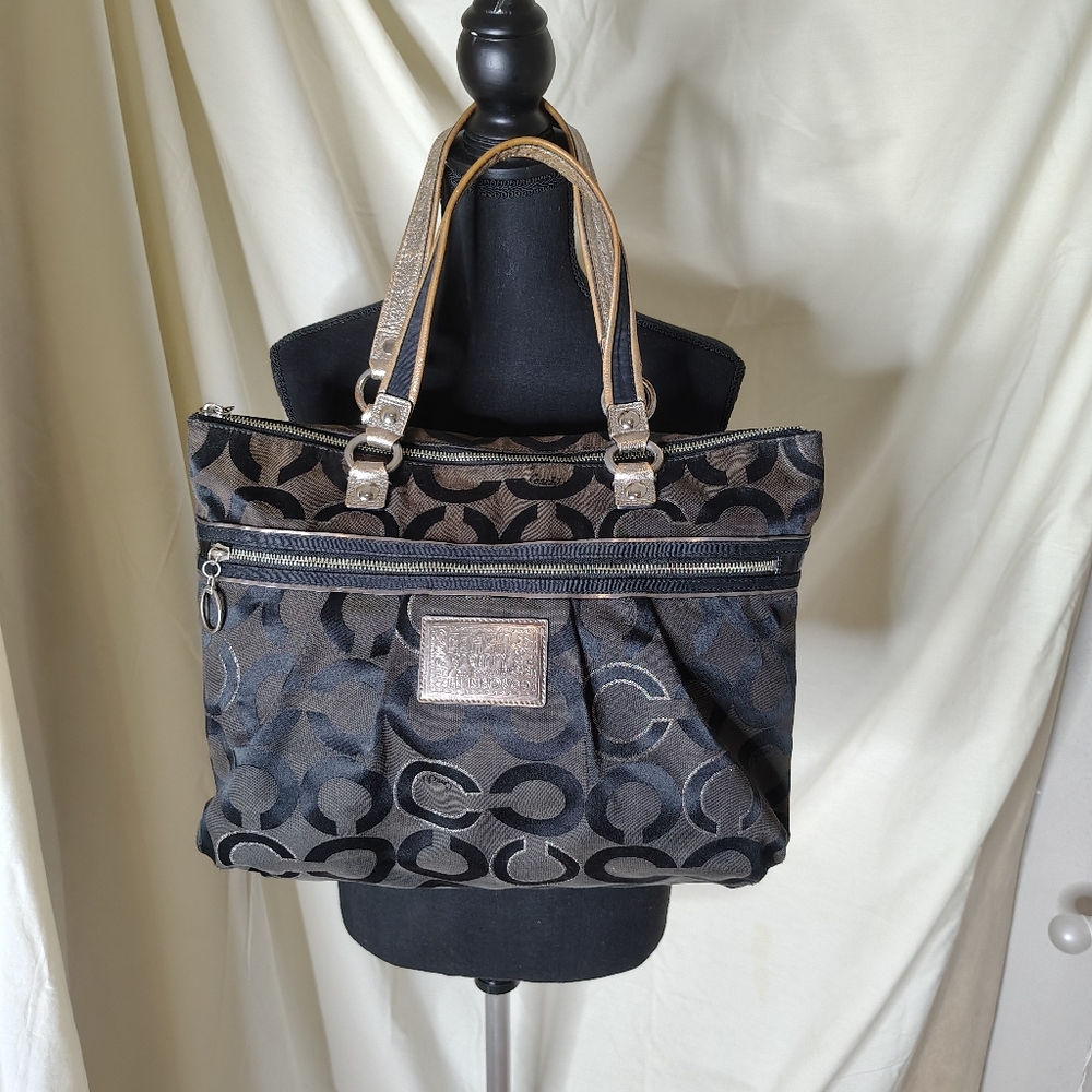 COACH POPPY OP ART . Very Good Condition, Clean , Purse Pillow Included